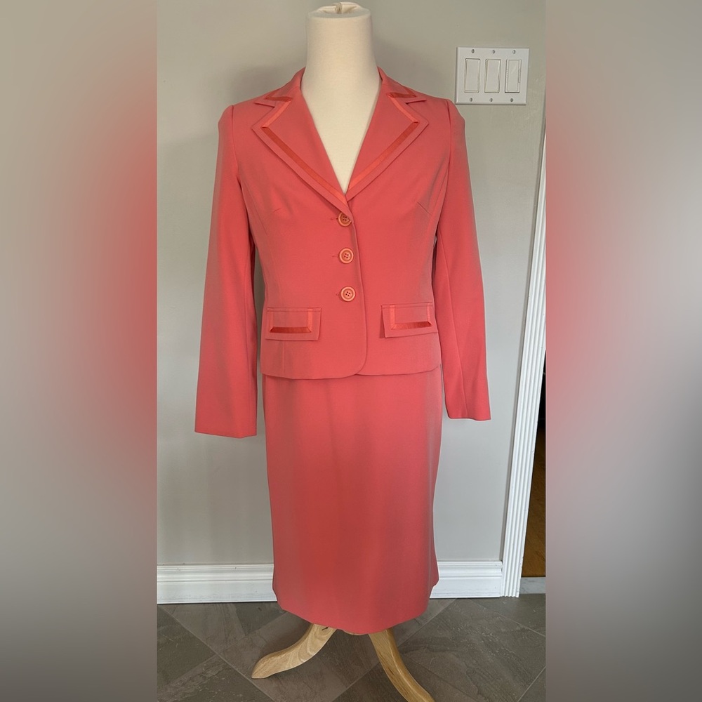 Ladies coral summer suit, size 10